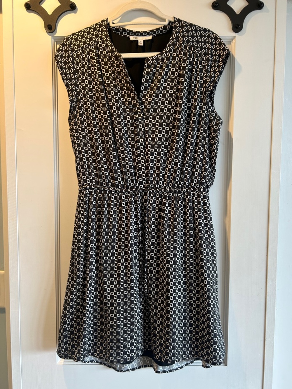 DR2 Black and White Geometric Print Cap-Sleeve Dress Size M